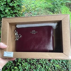 COACH Boxed Corner Zip Wristlet w Charms CCK494 AUTHENTIC NWT
